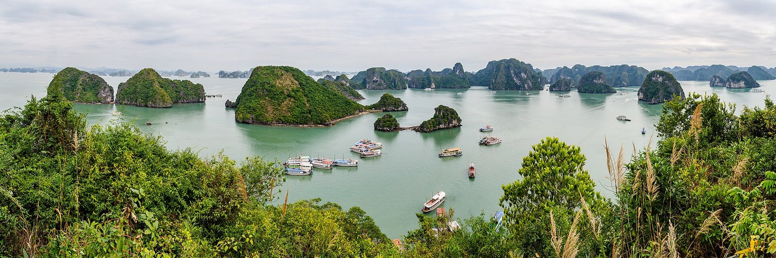 Hạ Long Bay (Vietnam), World Heritage Site – Ti Top Island – panoramic view — Photo: Steffen Schmitz (more photos), CC BY-SA 4.0, via Wikimedia Commons