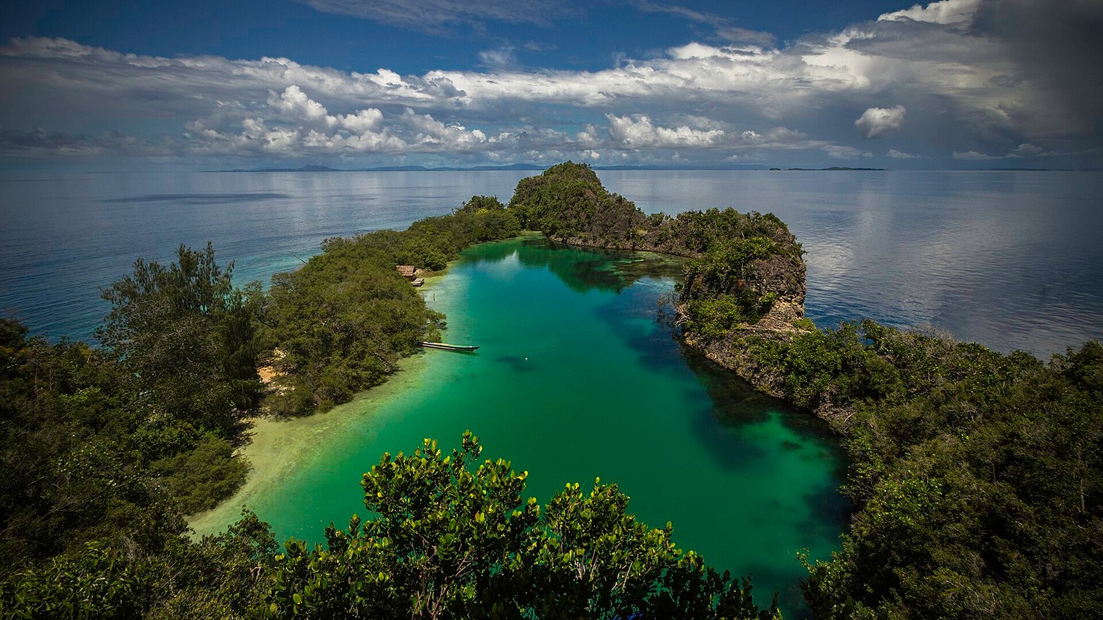Rufas... perjalanan yang cukup melelahkan, cuaca menyengat, dan ditambah harus memanjat bukit bukit yang terjal, tapi semua akan terbayar de — Photo: Hadi Nyali, CC BY-SA 4.0, via Wikimedia Commons