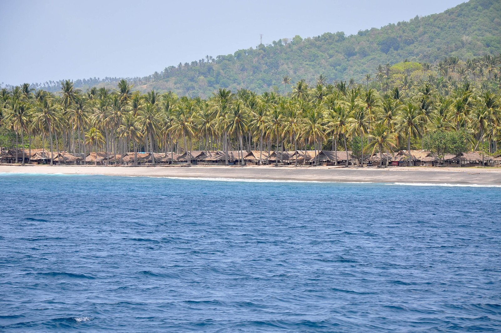 Lombok is an island in West Nusa Tenggara (Nusa Tenggara Barat or NTB) province, Indonesia. It forms part of the chain of the Lesser Sunda I — Photo: Jorge Láscar from Melbourne, Australia, CC BY 2.0, via Wikimedia Commons