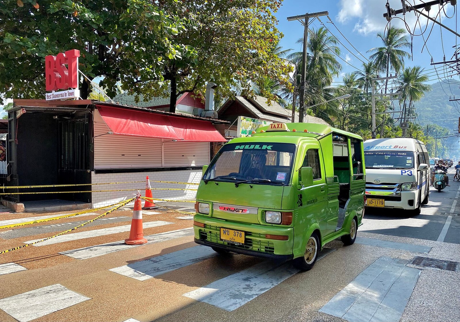 Hulk taxi, Phuket, Thailand — Photo: Sharon Hahn Darlin, CC BY 2.0, via Wikimedia Commons