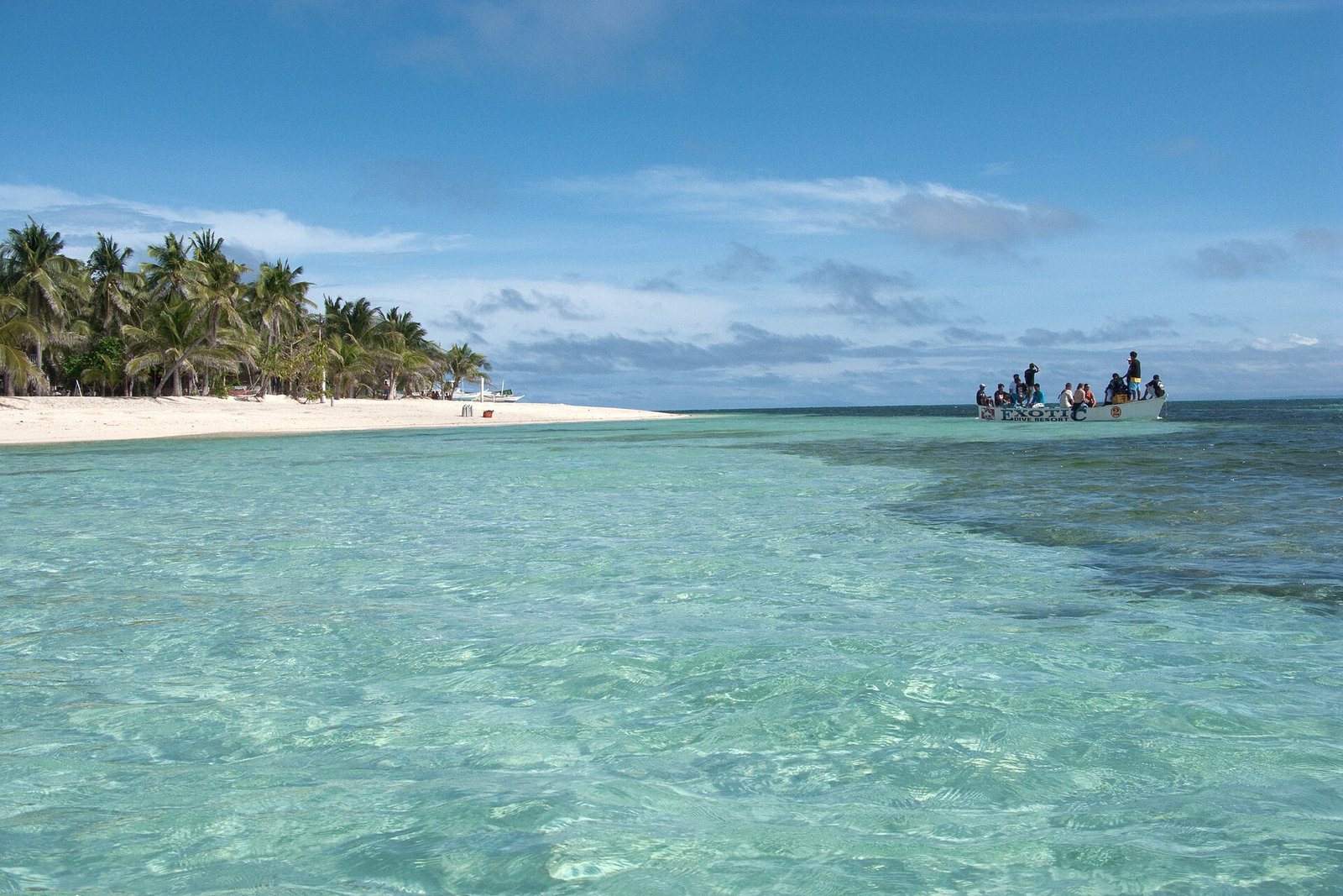 Water and sky are an electric blue. Tropical beach. Malapascua is a small tropical island (just 2 km long and 1 km wide) located in the Visa — Photo: Vyacheslav Argenberg, CC BY 4.0, via Wikimedia Commons