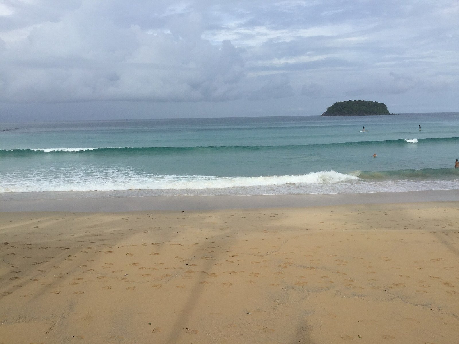 Kata beach and Ko Pu island view in Phuket, Thailand — Photo: HutheMeow, CC BY-SA 4.0, via Wikimedia Commons