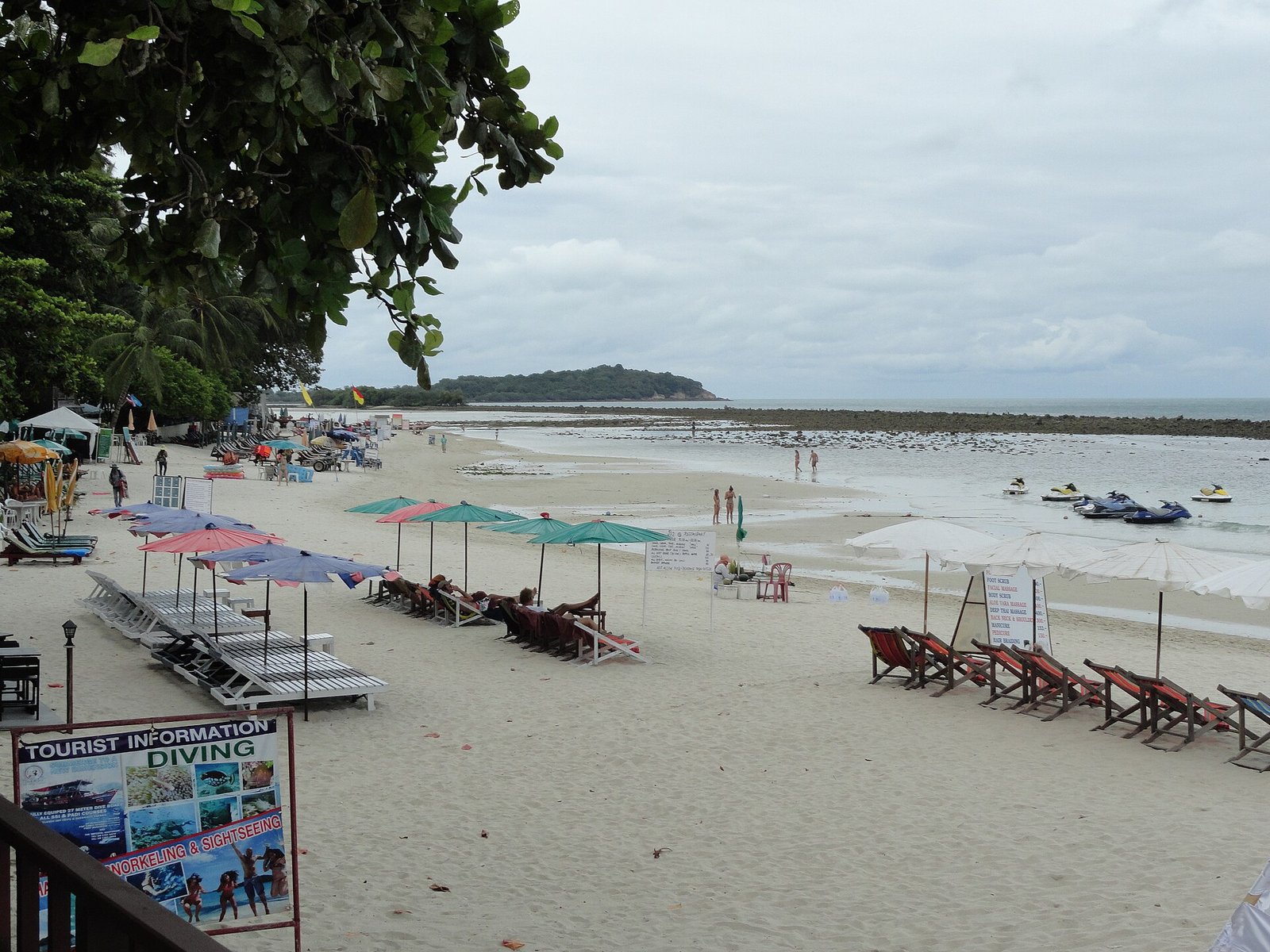 La spiaggia di Chaweng a Koh Samui, qui ripresa in una nuvolosa giornata di fine Agosto e con condizioni di bassa marea. La foto è scattata  — Photo: Fabio Achilli from Milano, Italy, CC BY 2.0, via Wikimedia Commons