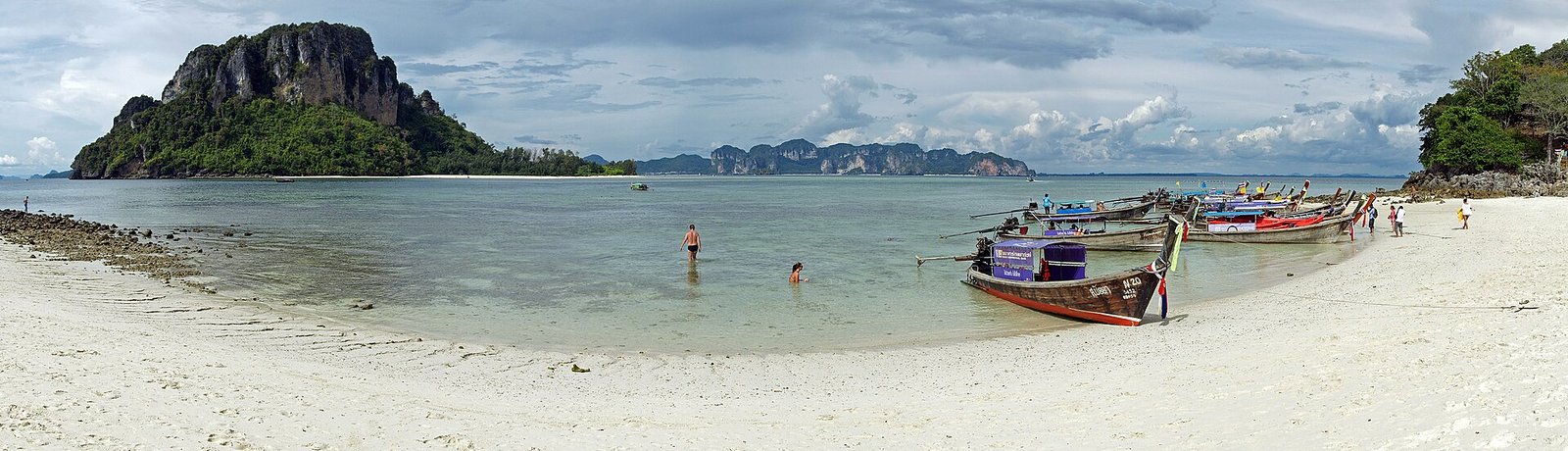 Panorama from Tub Island (Ko Tub) in Krabi, Thailand. — Photo: kallerna, CC BY-SA 3.0, via Wikimedia Commons