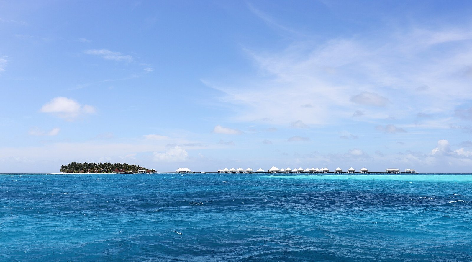Diamonds Thudufushi Beach &amp; Water Villas, a luxury resort on Thudufushi, Ari Atoll, Maldives. — Photo: Martin Falbisoner, CC BY-SA 4.0, via Wikimedia Commons