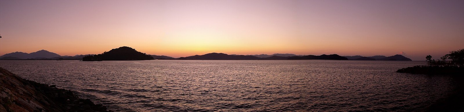 Sunrise over Pantai Cenang. Early sunrise seen from Rebak Island, Rebak Island, Langkawi, Malaysia. — Photo: Umang Joshi, Public domain, via Wikimedia Commons