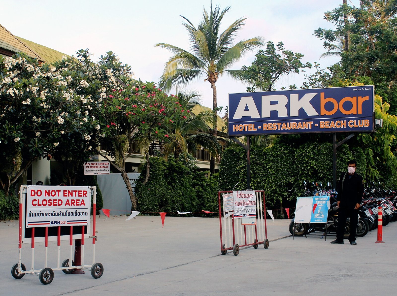 Entrance to closed hotel during the coronavirus pandemi lock-down, April 2020. "Ark Bar Beach Resort", Chaweng Beach, Koh Samui — Photo: Per Meistrup, CC BY-SA 4.0, via Wikimedia Commons