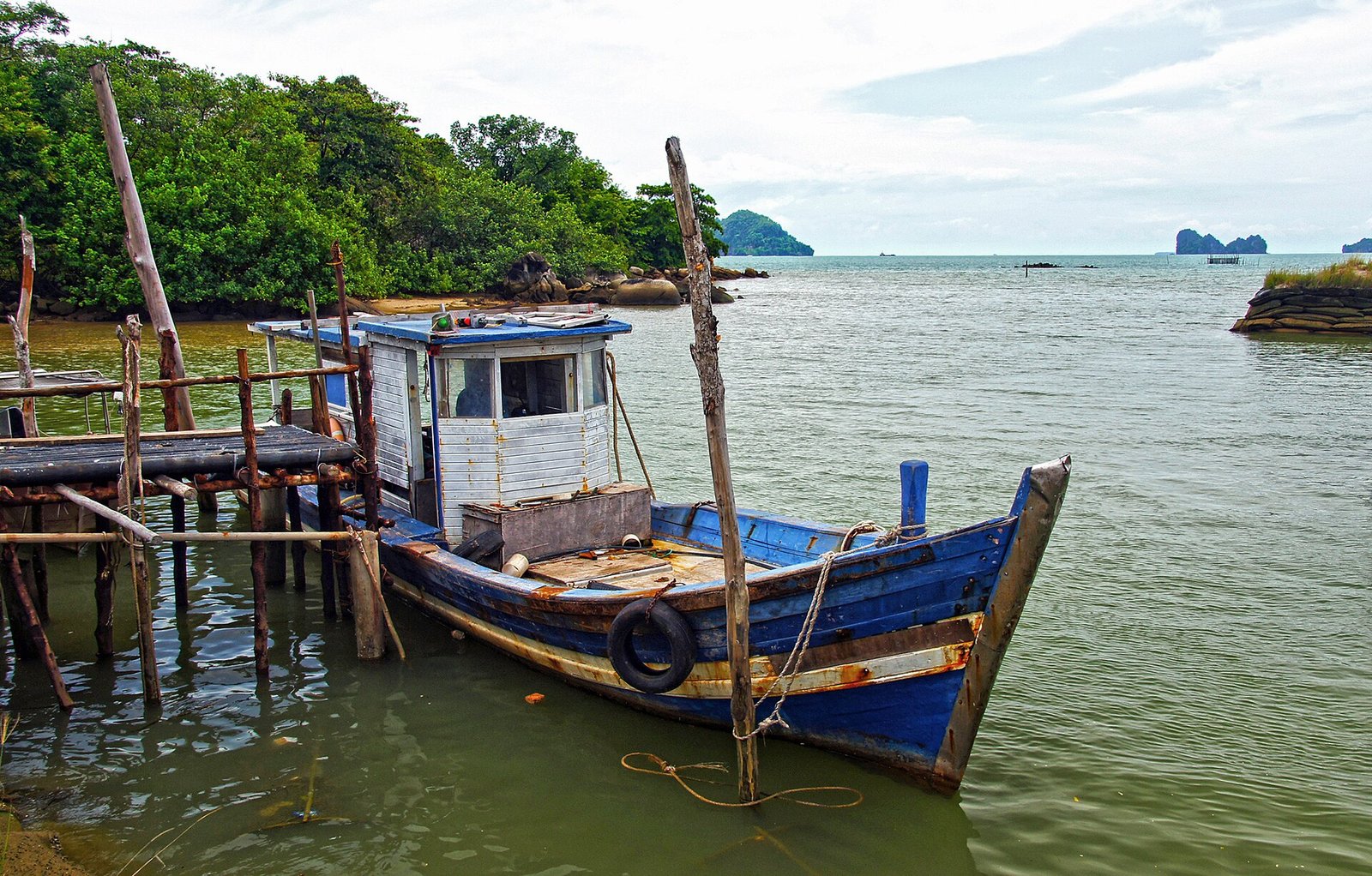 Langkawi, officially known as Langkawi the Jewel of Kedah (Malay: Langkawi Permata Kedah) is an archipelago of 104 islands in the Andaman Se — Photo: Bernard Spragg. NZ from Christchurch, New Zealand, CC0, via Wikimedia Commons