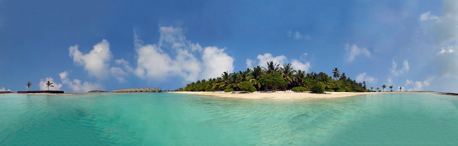 Kandooma Maldives South Beach Panorama — Photo: A J Butler, CC BY 3.0, via Wikimedia Commons