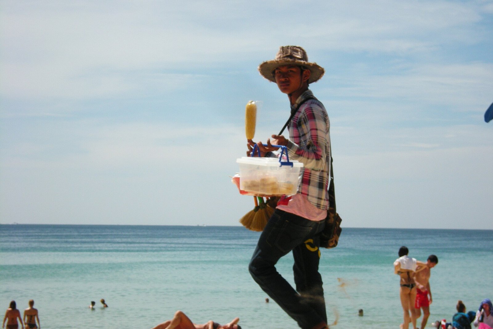 Продавцы на пляже Остров Пхукет, Таиланд. Январь-февраль 2013 Traders on the beach Phuket island, Thailand. January-February 2013 — Photo: Alexander Baranov from Montpellier, France, CC BY 2.0, via Wikimedia Commons