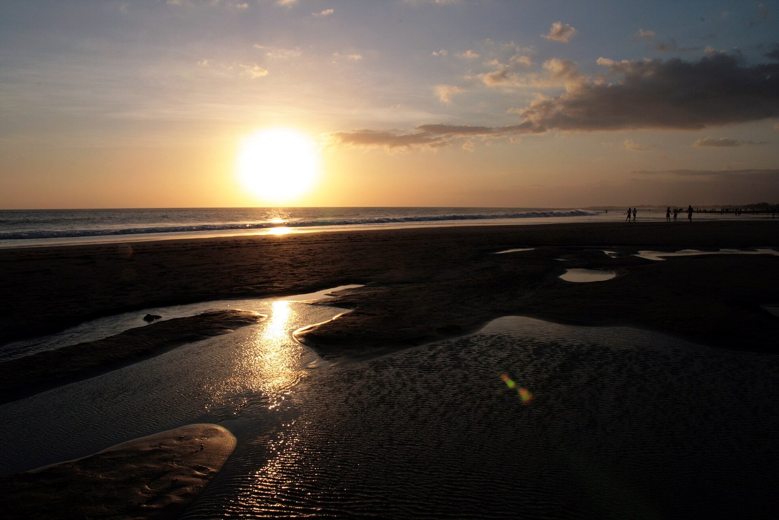 Sunset at Petitengget Beach, Seminyak -Bali. — Photo: Bonita Suraputra, CC BY 2.0, via Wikimedia Commons