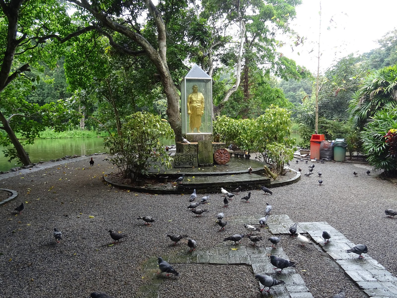 Island of the pond of Wat Umong Suan Phutthatham in Chiang Mai. — Photo: Christophe95, CC BY-SA 4.0, via Wikimedia Commons