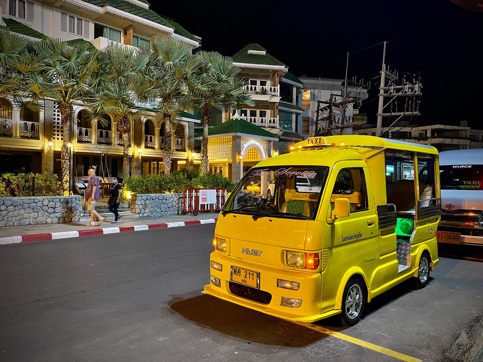 Phuket, Thailand January 2022 Yellow Taxi — Photo: Sharon Hahn Darlin, CC BY 2.0, via Wikimedia Commons