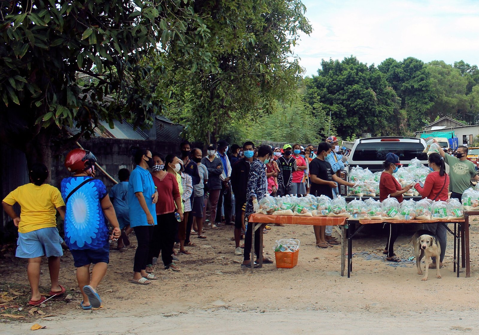 Queue for free food handout for those in need during the coronavirus lockdown. Photo from Bangrak-area on Koh Samui, Thailand at 17th April  — Photo: Per Meistrup, CC BY-SA 4.0, via Wikimedia Commons