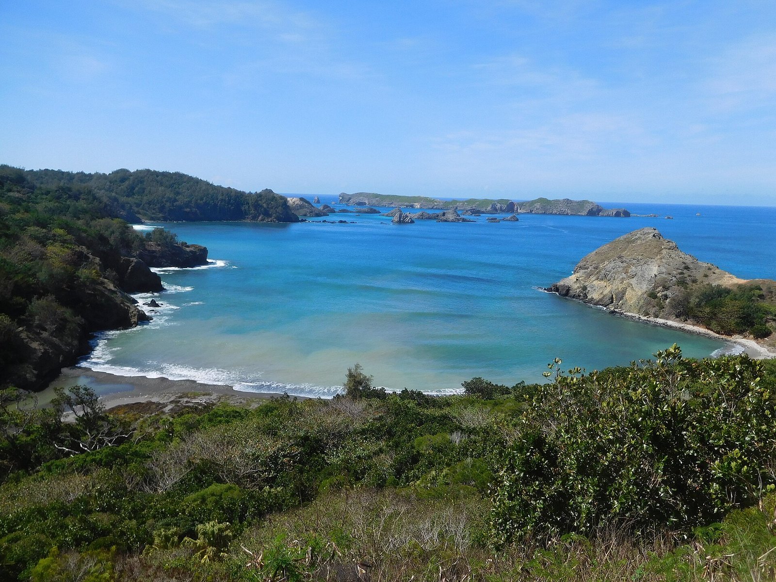 Buta Beach in Chichijima, Ogasawara Village, Tokyo, Japan, as seen from the Nakayama Pass — Photo: Ootahara, CC0, via Wikimedia Commons