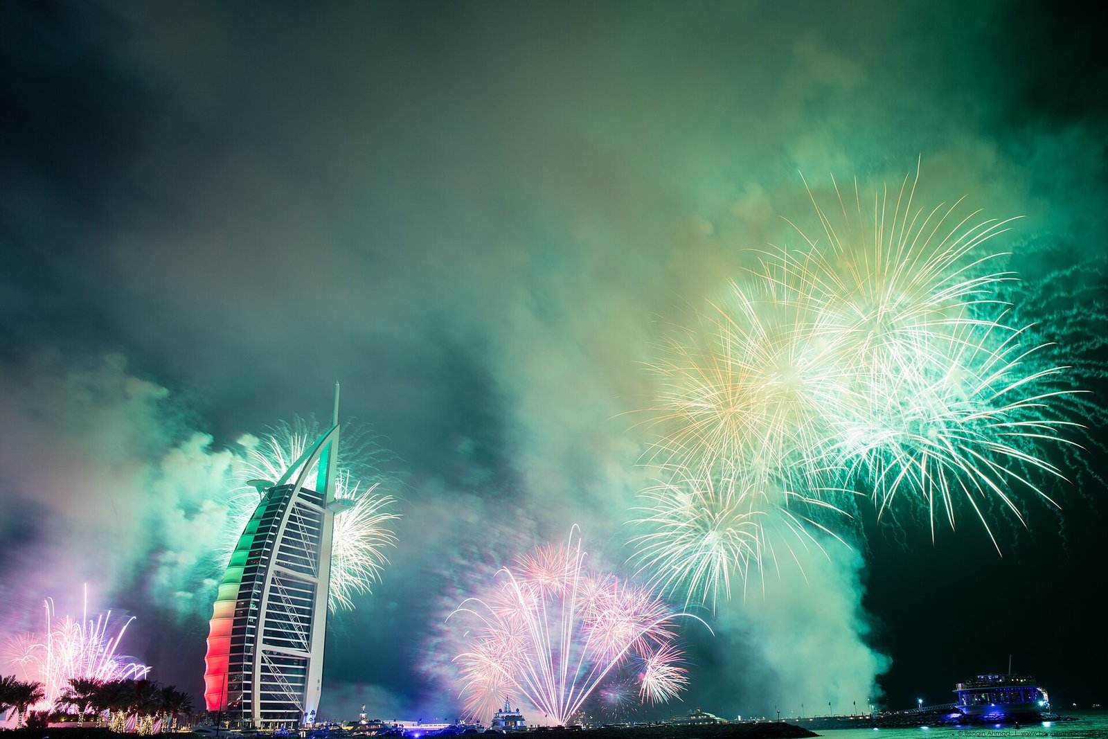 2017 new year celebration at Burj Al Arab (7 stars hotel) in Dubai Photo is available in 50.6 megapixel (8688 × 5792 pixel), for enquiry ple — Photo: Bengin Ahmad from Dubai, United Arab Emirates, CC BY 2.0, via Wikimedia Commons