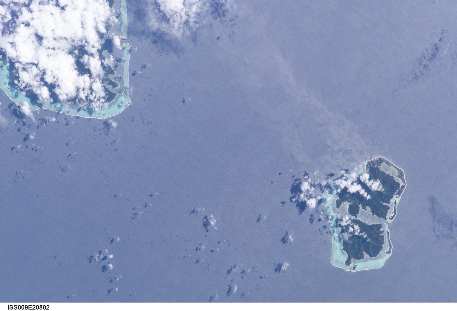 View of the Society Islands taken during ISS Expedition 9. — Photo: Earth Science and Remote Sensing Unit, Lyndon B. Johnson Space Center, Public domain, via Wikimedia Commons
