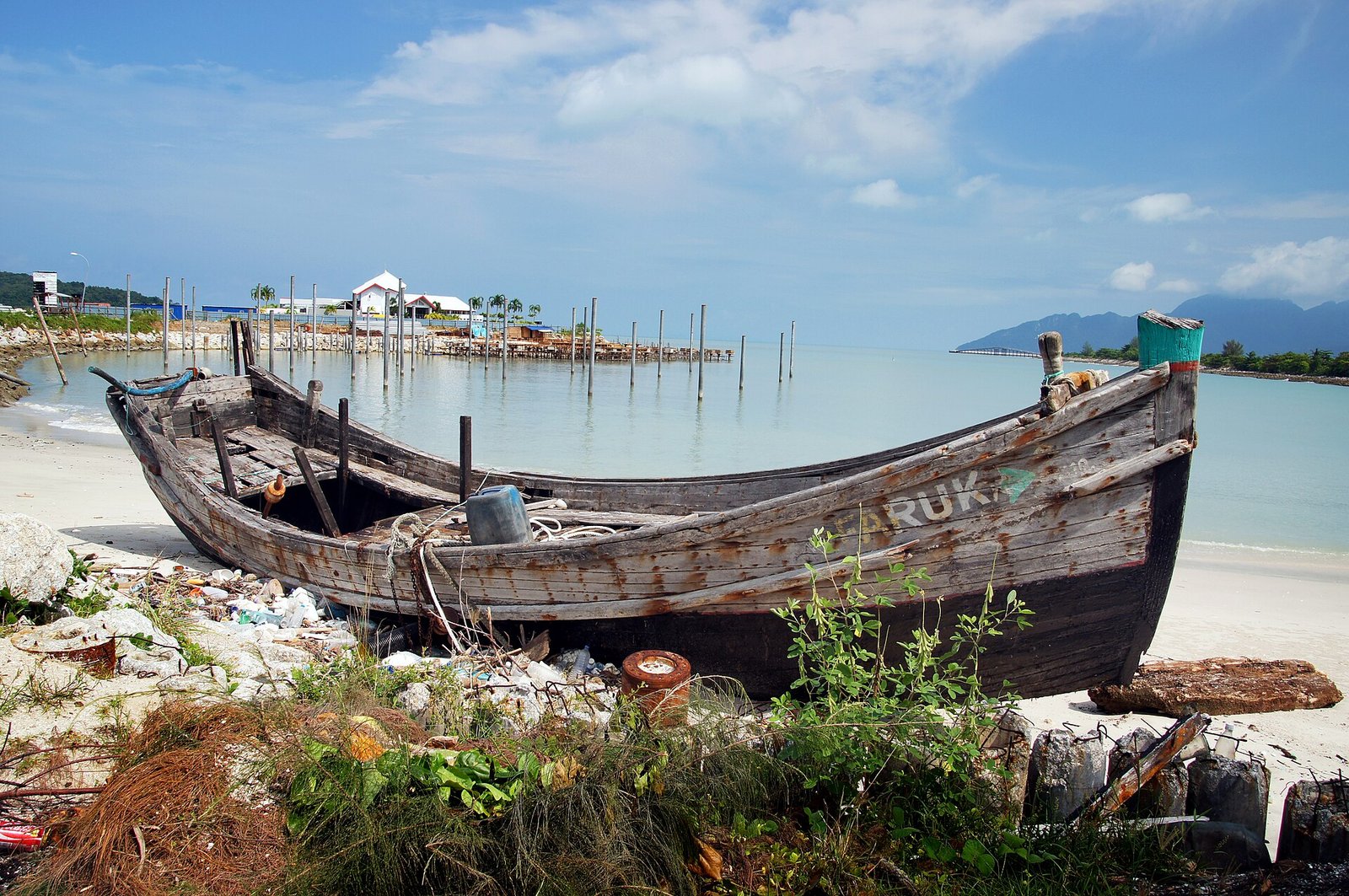 Langkawi, officially known as Langkawi, the Jewel of Kedah, is a district and an archipelago of 99 islands in the Andaman Sea some 30 km off — Photo: Bernard Spragg. NZ, CC0, via Wikimedia Commons