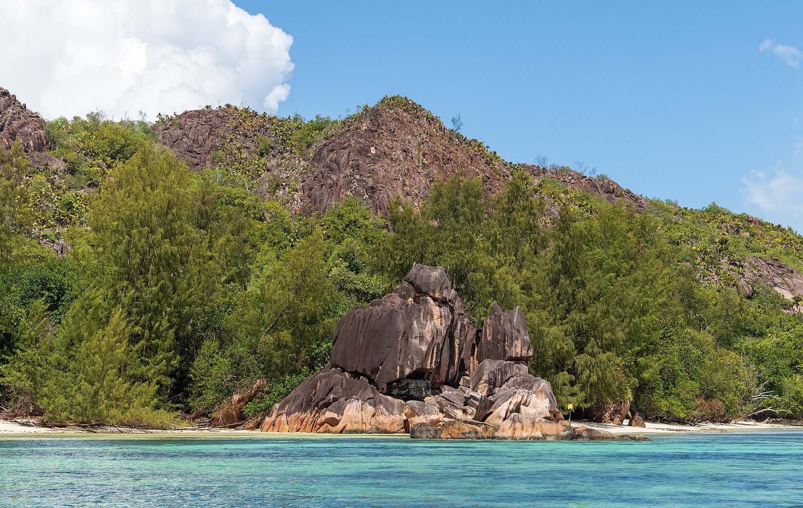 Granite rocks on the coast of Curieuse Island, Seychelles. — Photo: NorbertNagel, CC BY-SA 4.0, via Wikimedia Commons