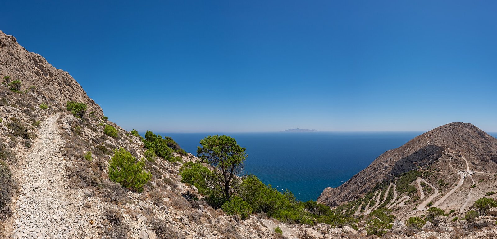 Panoramic view of the road to Ancient Thera with Anafi Island in the background, Santorini, Greece — Photo: Jules Verne Times Two, CC BY-SA 4.0, via Wikimedia Commons