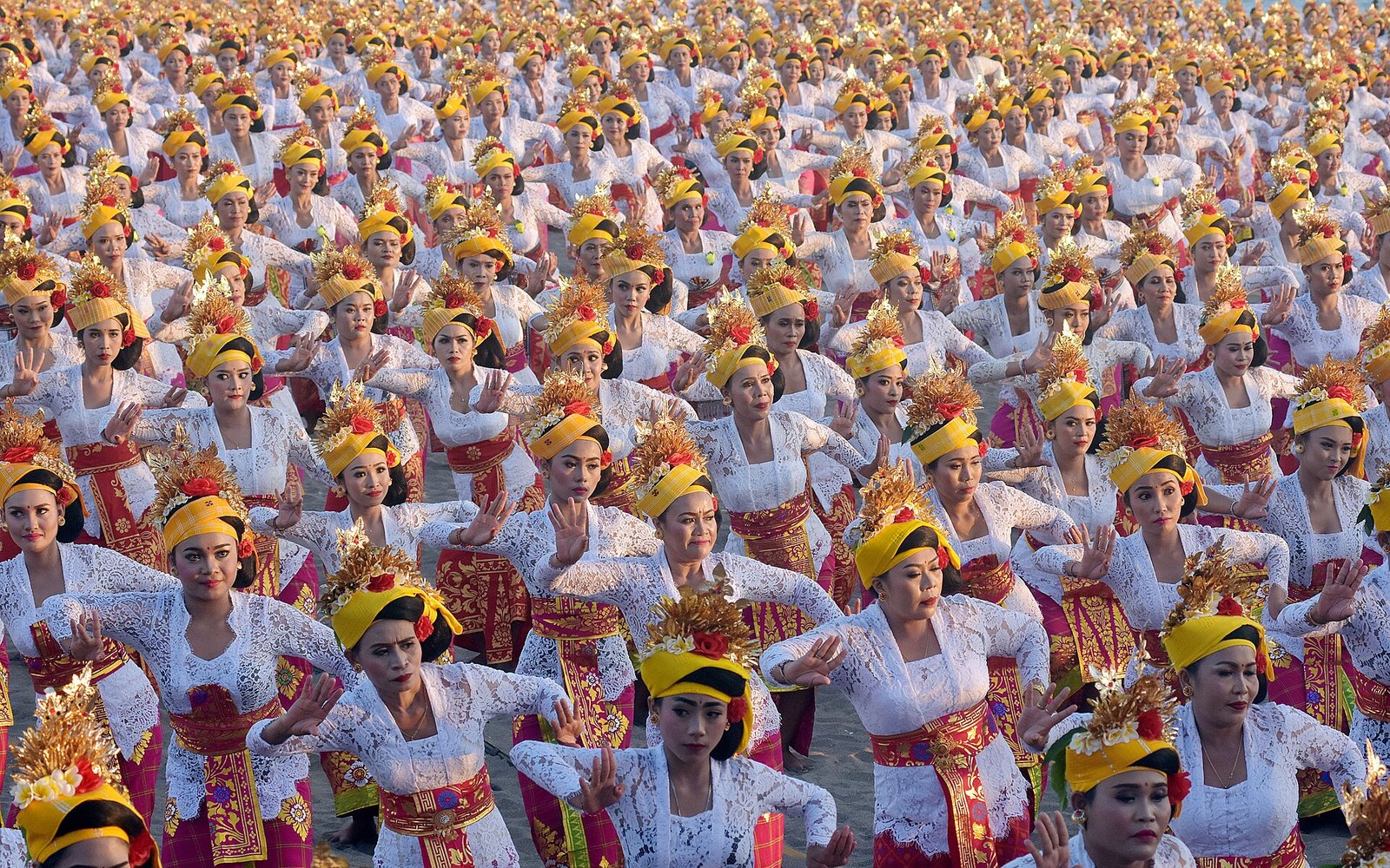 Dancers perform Tari Tenun which involves 2000 dancers in the 2018 Petitenget Festival in the Petitenget Beach area, Badung, Bali. — Photo: Nyomanhendra21, CC BY-SA 4.0, via Wikimedia Commons
