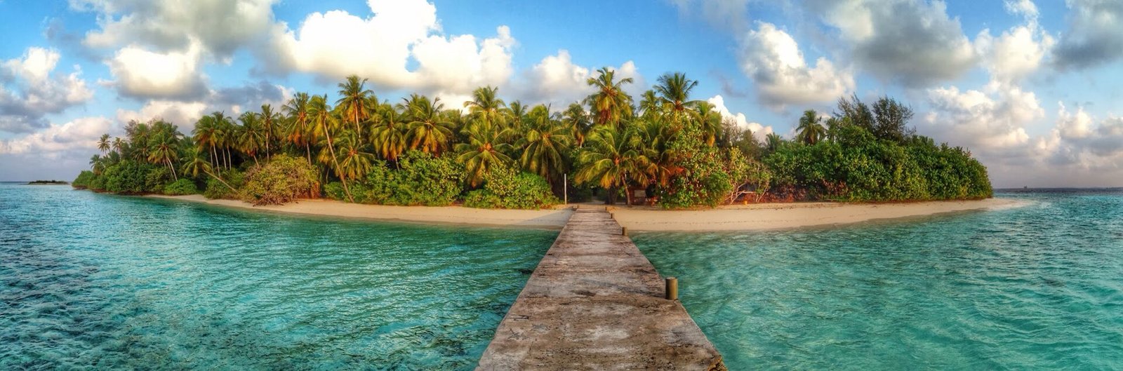 500px provided description: Once a resort now just a uninhabited island. Just two laborers looking after the island. The island is with no e — Photo: Azwar Thaufeeq, CC BY 3.0, via Wikimedia Commons