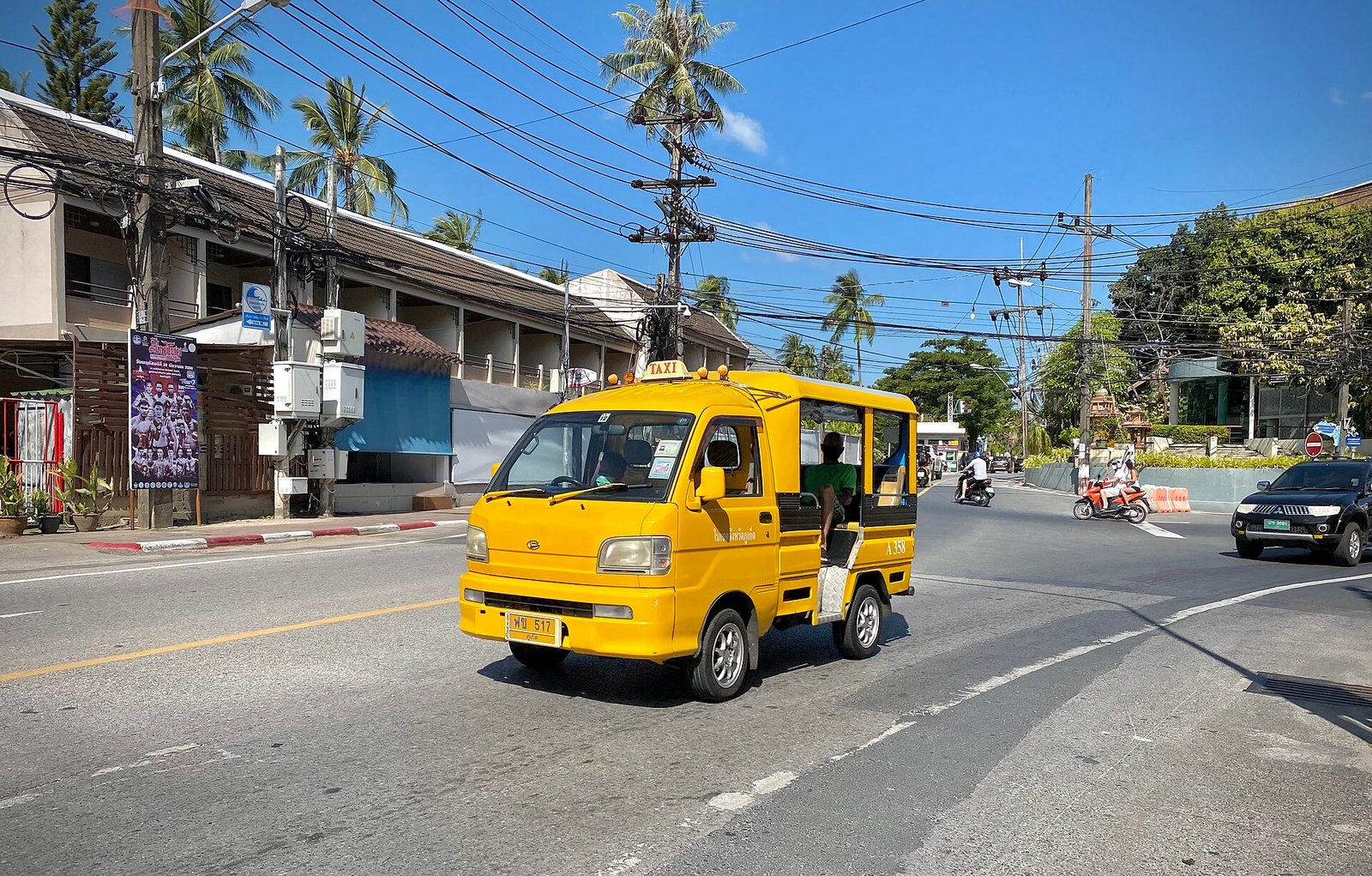 Phuket, Thailand December 2021 - Yellow Taxi — Photo: Sharon Hahn Darlin, CC BY 2.0, via Wikimedia Commons