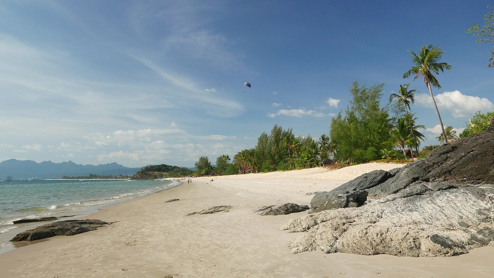 Cenang Beach view, Langkawi island. — Photo: NickLubushko, CC BY-SA 4.0, via Wikimedia Commons