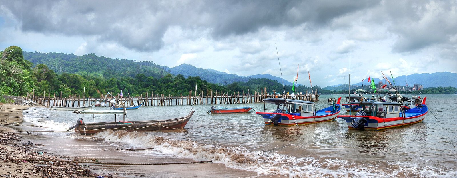Black Sand Beach Langkawi, located four kilometres southwest of Tanjung Rhu Beach, offers memorable photo opportunities and a peaceful retre — Photo: Bernard Spragg. NZ from Christchurch, New Zealand, CC0, via Wikimedia Commons