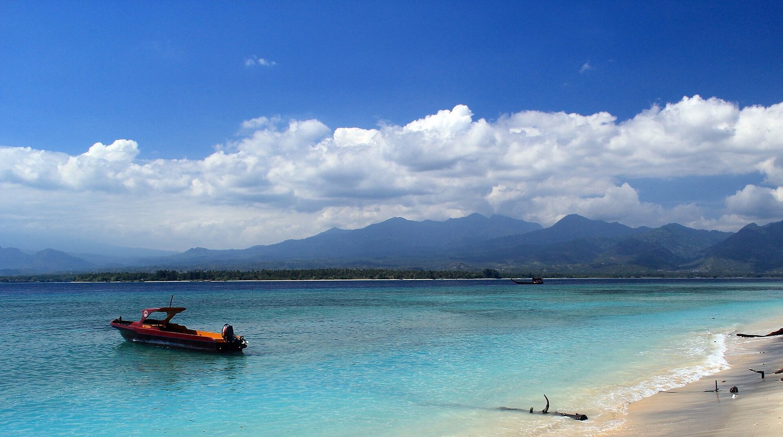 Gili Air Eastern coast, looking at Lombok — Photo: Laurent Bigué, CC BY-SA 3.0, via Wikimedia Commons