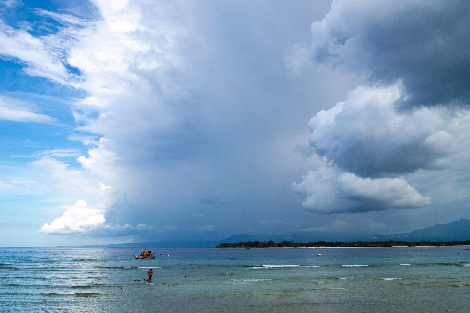 Calm equatorial tropical thunderstorm clouds over the Lombok Strait, Gili Islands, Sunda Islands, West Nusa Tenggara, Indonesia in the inter — Photo: Vyacheslav Argenberg, CC BY 4.0, via Wikimedia Commons