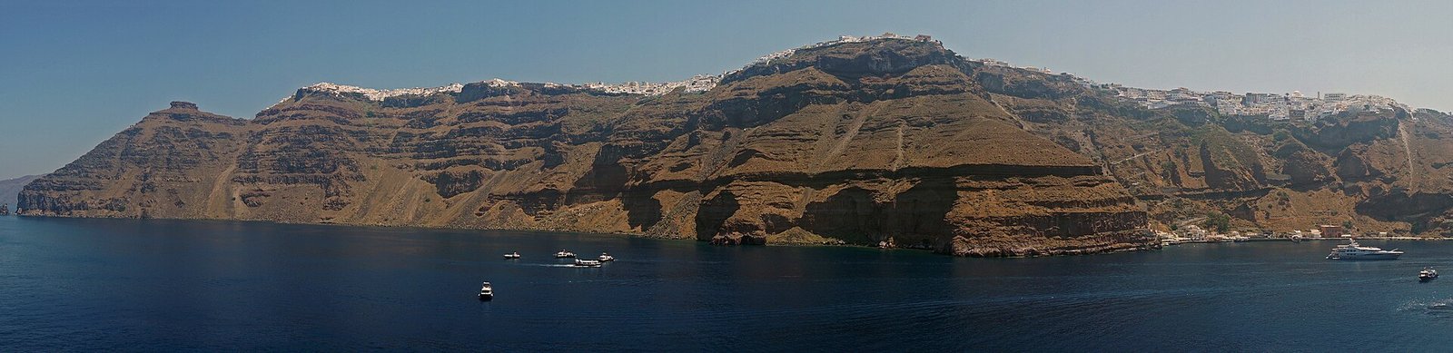 Panoramic view of Santorini island with Fira on top, Greece — Photo: Mariordo (Mario Roberto Durán Ortiz), CC BY-SA 4.0, via Wikimedia Commons