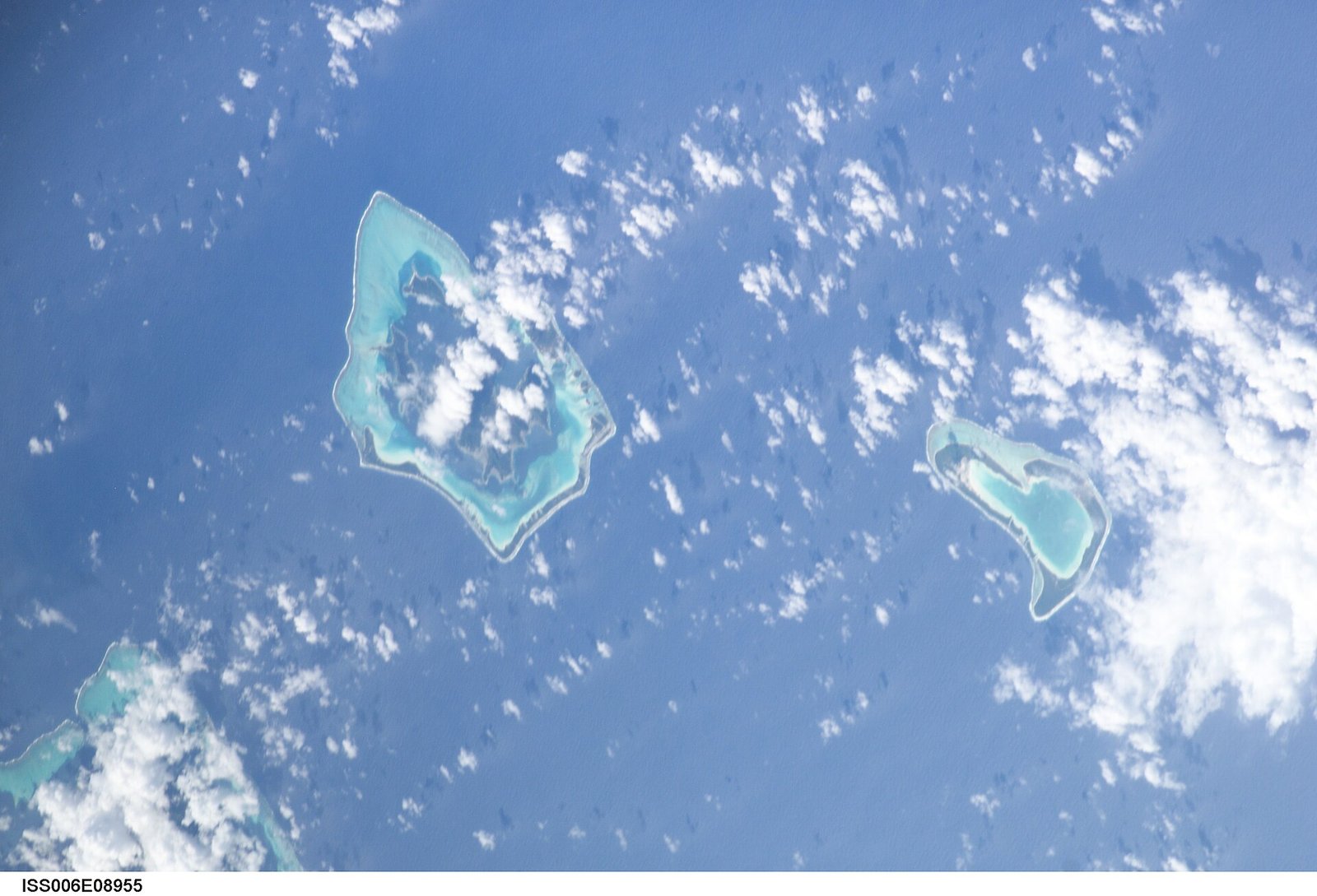 View of the Society Islands taken during ISS Expedition 6. — Photo: Earth Science and Remote Sensing Unit, Lyndon B. Johnson Space Center, Public domain, via Wikimedia Commons