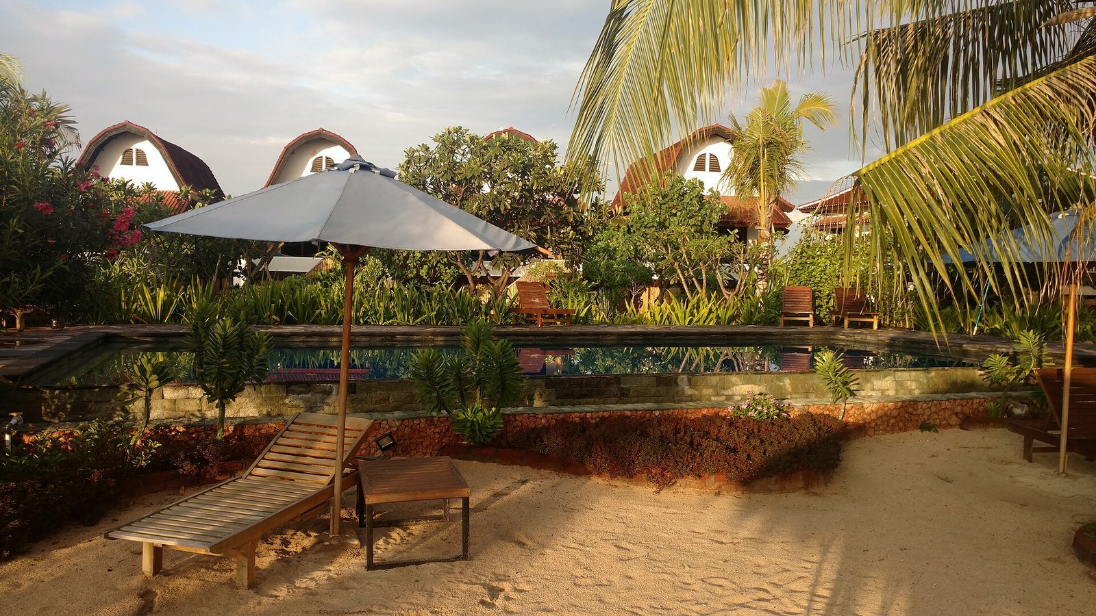Lakuen Beach Bungalow in Lombok island — Photo: Lasthib, CC0, via Wikimedia Commons
