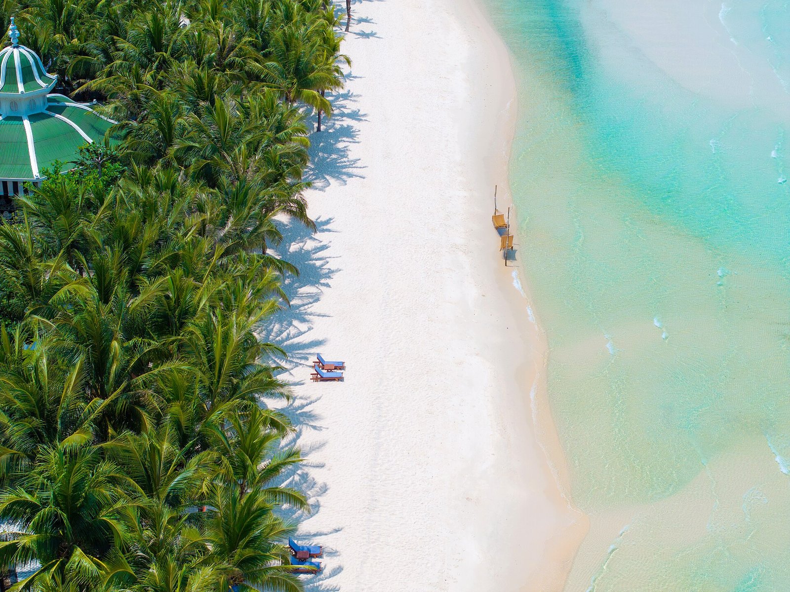 View of Kem Beach, a pristine white sand beach lined with palm trees along the shoreline in Phu Quoc Island, Vietnam. — Photo: Vivu Vietnam, CC BY-SA 4.0, via Wikimedia Commons