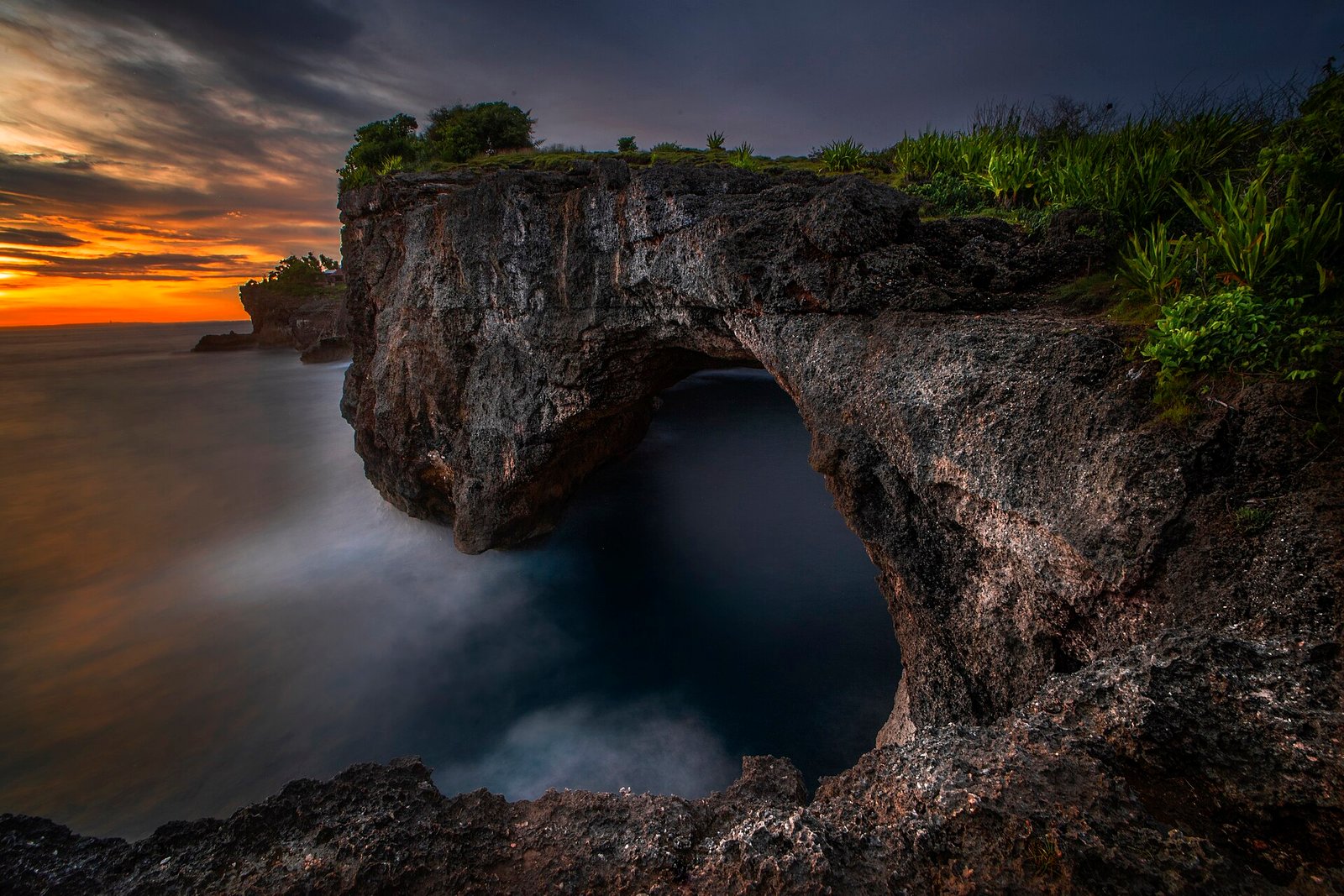Broken Beach locally known as Pantai Pasih Uug is one of the top picturesque and most visited destinations on Nusa Penida Island, Bali Indon — Photo: Gunadhi, CC BY-SA 4.0, via Wikimedia Commons