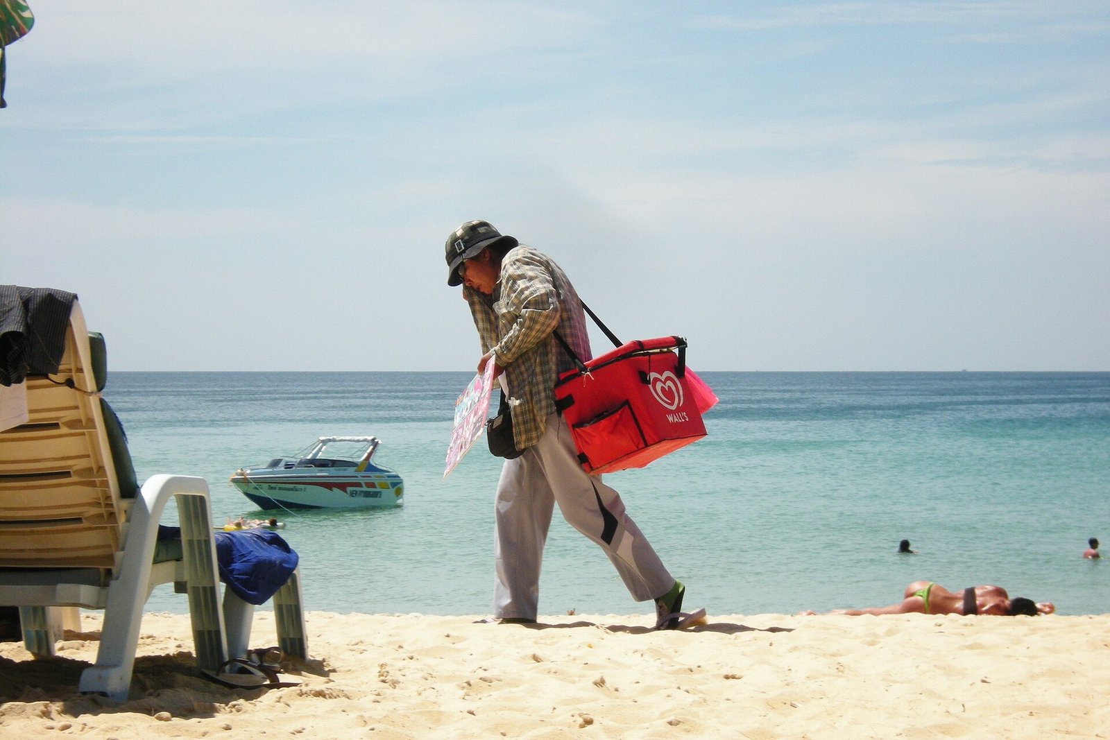 Продавцы на пляже Остров Пхукет, Таиланд. Январь-февраль 2013 Traders on the beach Phuket island, Thailand. January-February 2013 — Photo: Alexander Baranov from Montpellier, France, CC BY 2.0, via Wikimedia Commons
