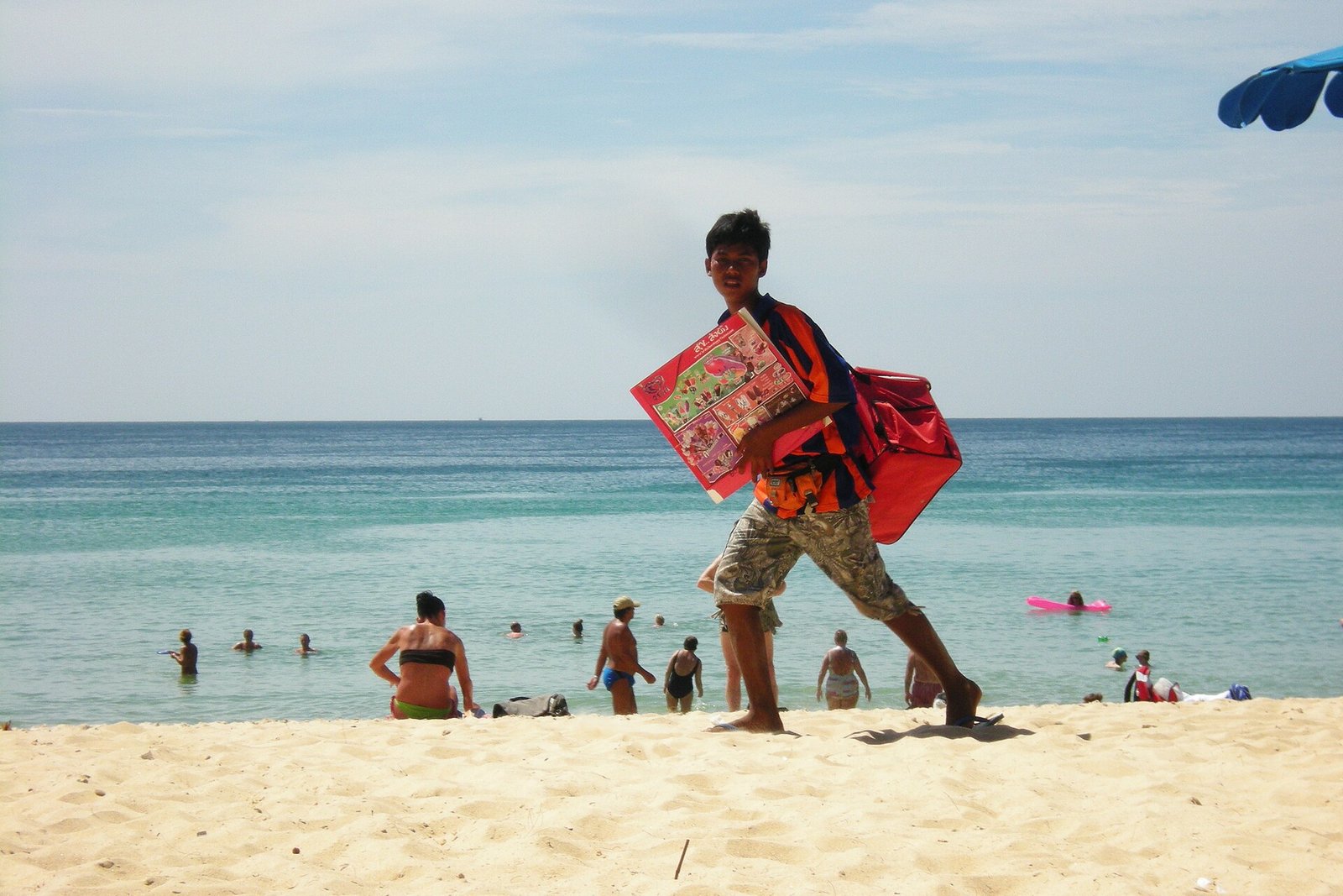 Продавцы на пляже Остров Пхукет, Таиланд. Январь-февраль 2013 Traders on the beach Phuket island, Thailand. January-February 2013 — Photo: Alexander Baranov from Montpellier, France, CC BY 2.0, via Wikimedia Commons