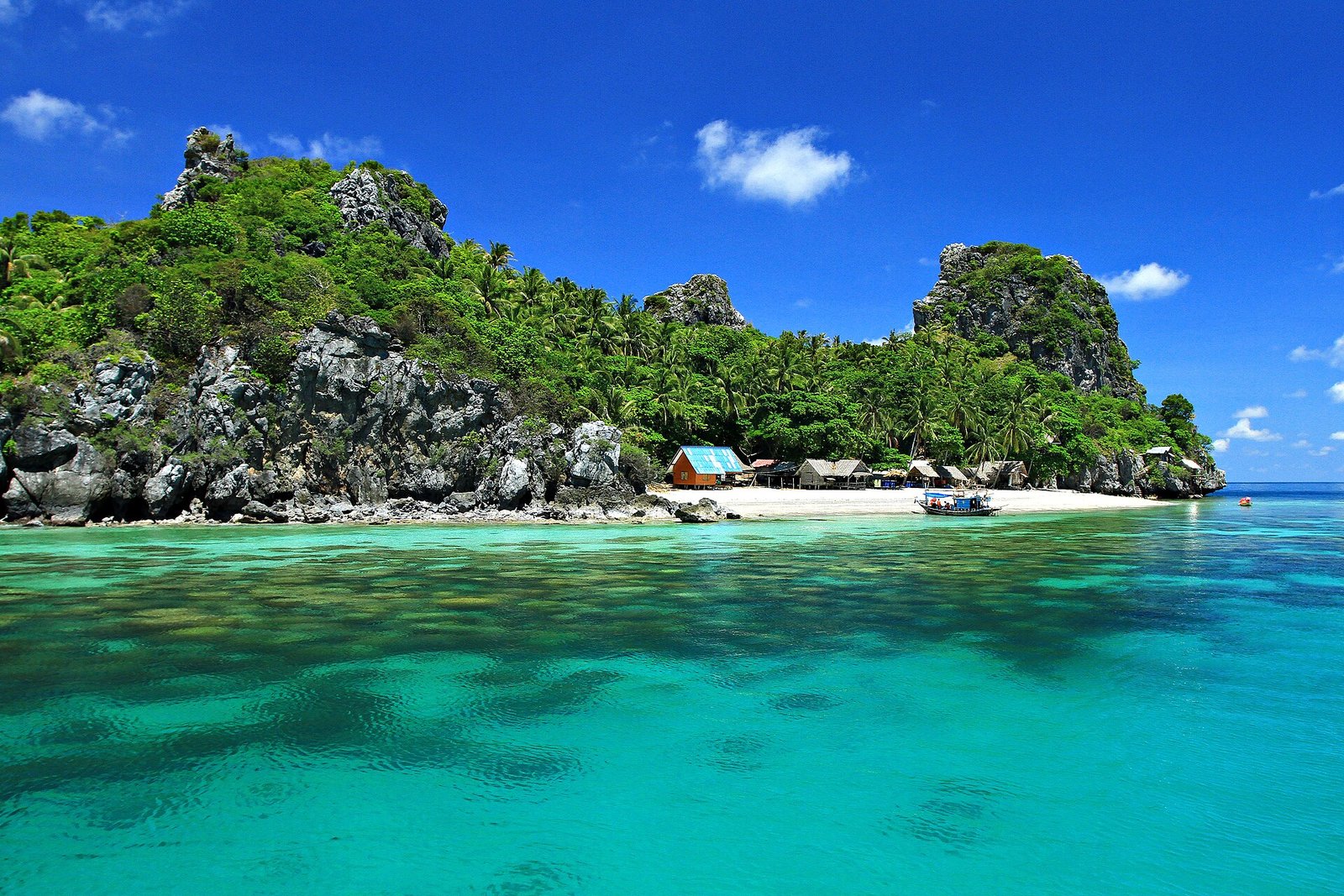 The Chumphon area is popular with Bangkok residents as it is the Gulf’s nearest southern diving destination offering a wide selection of att — Photo: KOSIN SUKHUM, CC BY-SA 4.0, via Wikimedia Commons