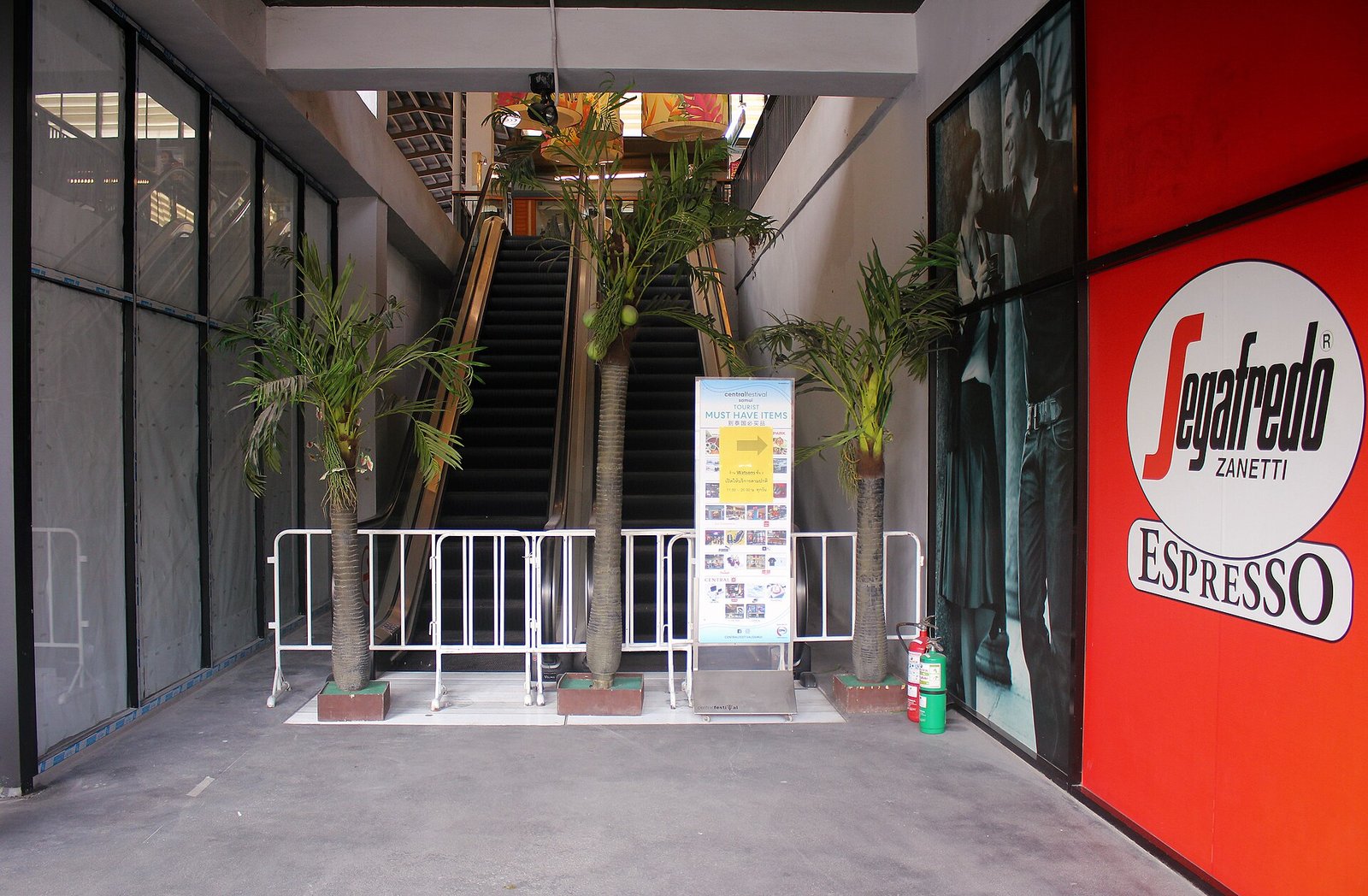 Blocked entrance to a Thai shopping mall during the coronavirus pandemi lock-down in April 2020, photo from Central Festival, Koh Samui. — Photo: Per Meistrup, CC BY-SA 4.0, via Wikimedia Commons