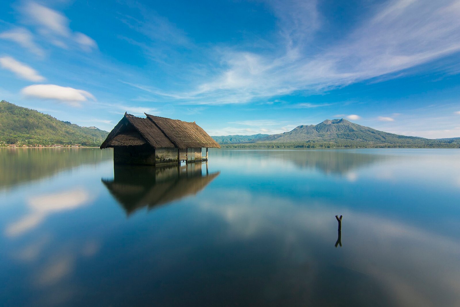 A hut located in the middle of Lake Batur, Kintamani, Bali — Photo: Made agus devayana, CC BY-SA 4.0, via Wikimedia Commons