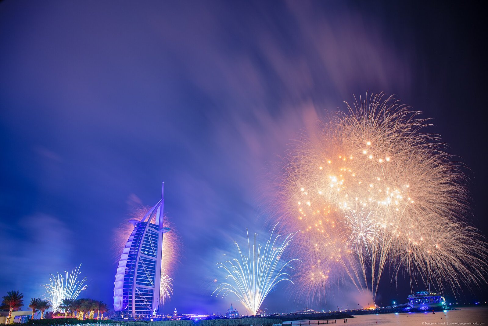 2017 new year celebration at Burj Al Arab (7 stars hotel) in Dubai Photo is available in 50.6 megapixel (8688 × 5792 pixel), for enquiry ple — Photo: Bengin Ahmad from Dubai, United Arab Emirates, CC BY 2.0, via Wikimedia Commons