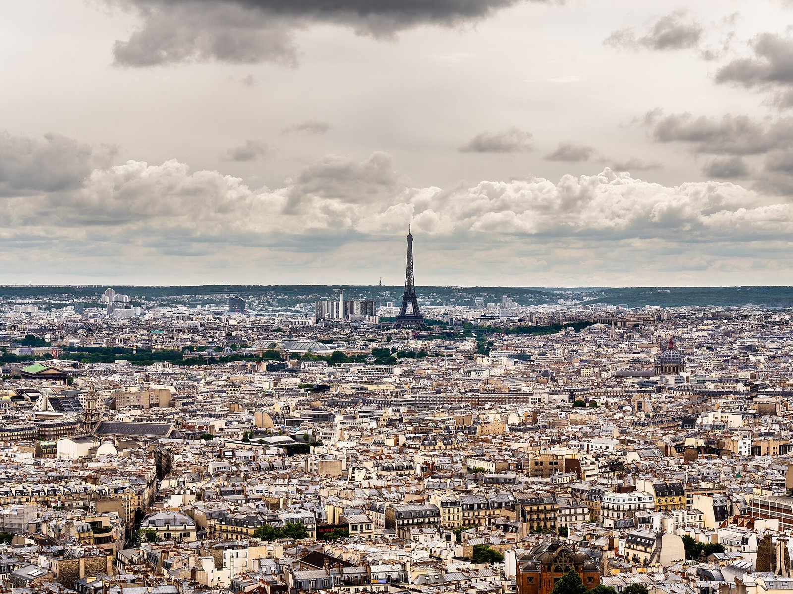 View from Montmatre to the north-east of the Eiffel Tower — Photo: Ermell, CC BY-SA 4.0, via Wikimedia Commons