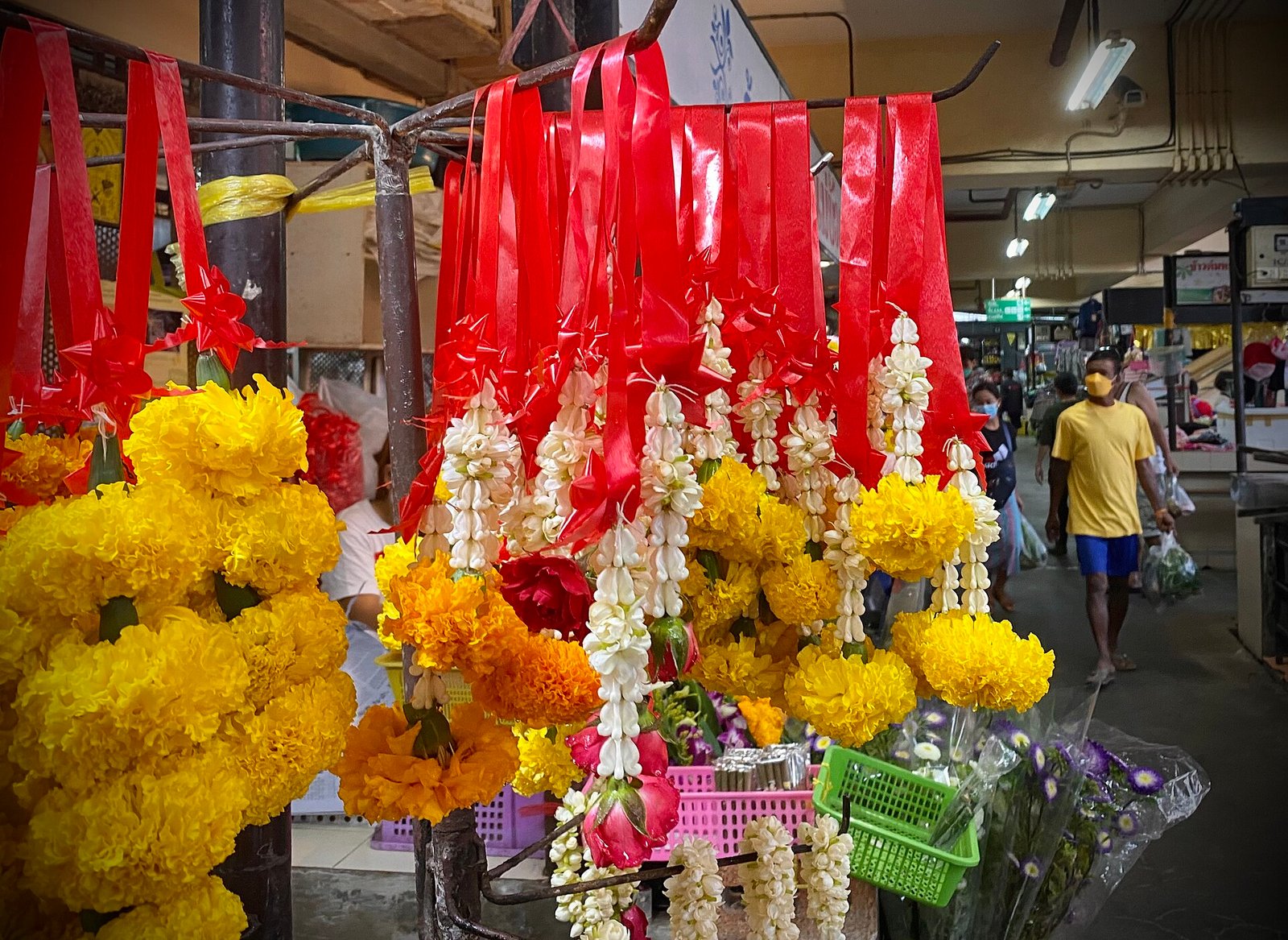 Marigold garlands 🌼 🌼 — Photo: Sharon Hahn Darlin, CC BY 2.0, via Wikimedia Commons