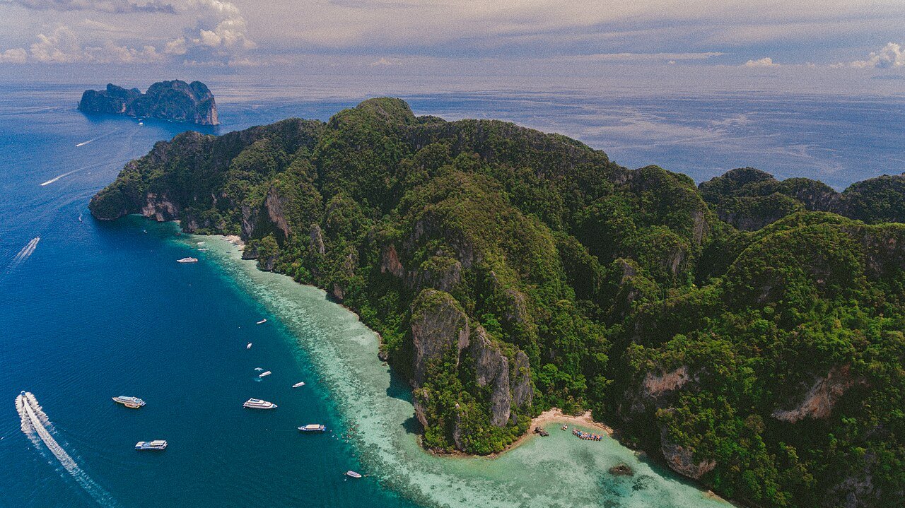 Phi Phi Islands from above · illustrative photograph · Photo: Jakob Owens jakobowens1, CC0, via Wikimedia Commons