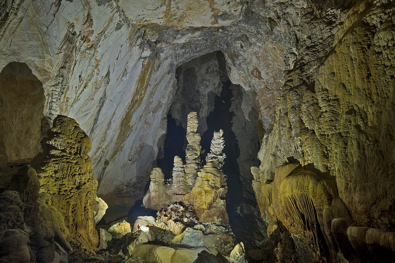 Phong Nha-Ke Bang caves, Vietnam · Photo: Dave Bunnell, CC BY-SA 4.0, via Wikimedia Commons