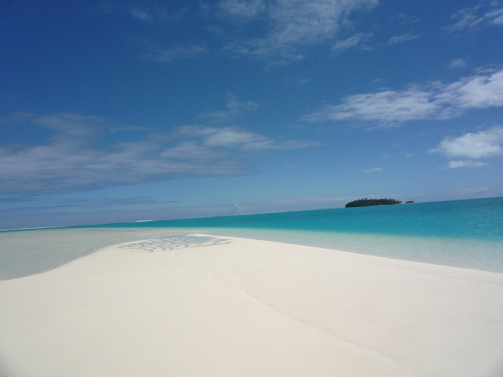 Sandbar and turquoise shallows near One Foot Island in Aitutaki lagoon