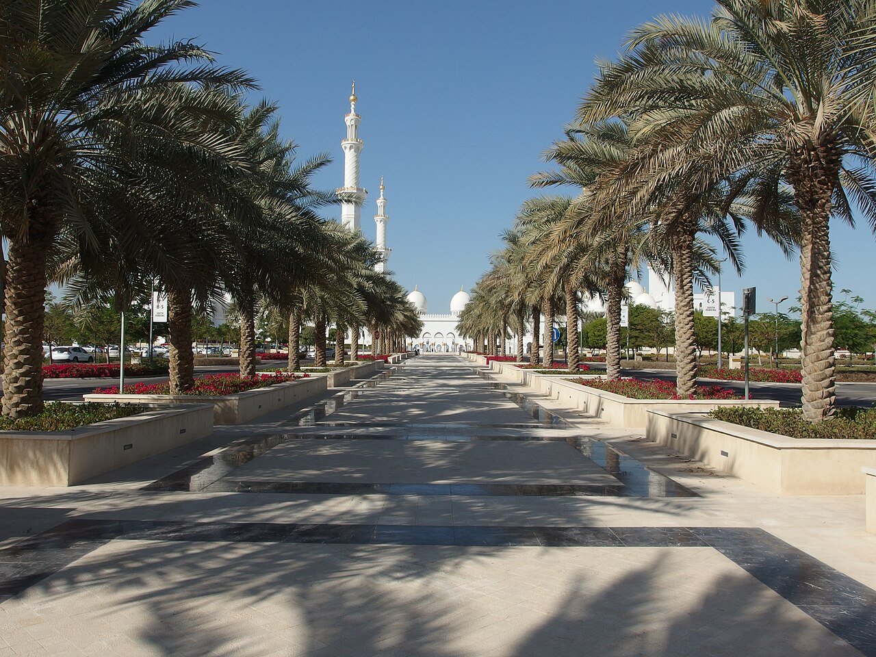 Sheikh Zayed Grand Mosque, Abu Dhabi · illustrative photograph · Photo: Guilhem Vellut from Annecy, France, CC BY 2.0, via Wikimedia Commons