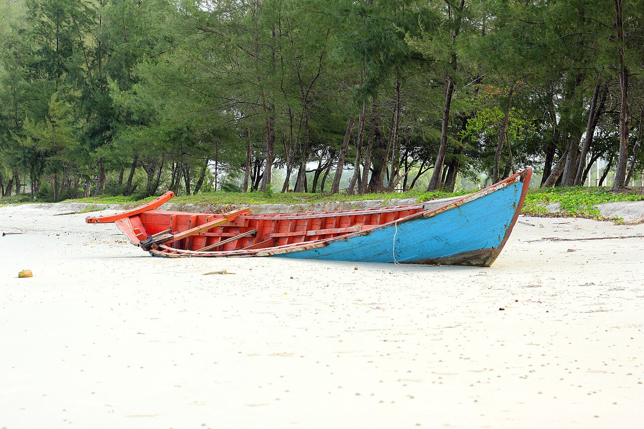Sihanoukville coast, Cambodia · Photo: Dmitry Makeev, CC BY-SA 4.0, via Wikimedia Commons