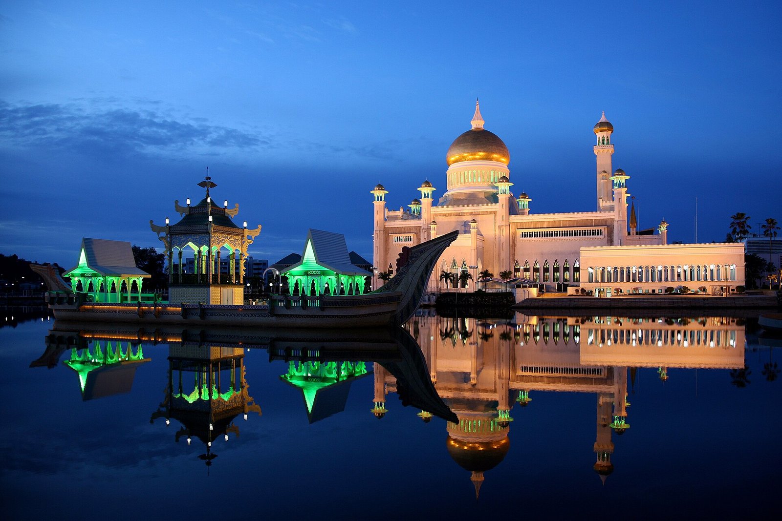 Sultan Omar Ali Saifuddien Mosque in Bandar Seri Begawan, Brunei
